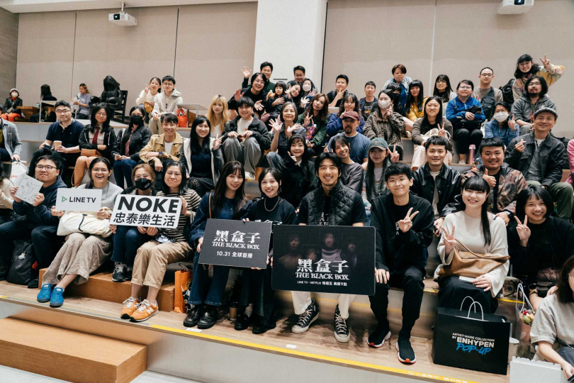 主演傅孟柏(一排中)、製作人蘇莞筑與原作者Pony與現場粉絲大合照。(圖/NOKE忠泰樂生活提供)