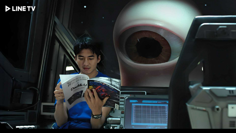 《星際救援》傅孟柏與小白可愛互動。(圖/LINE TV提供)