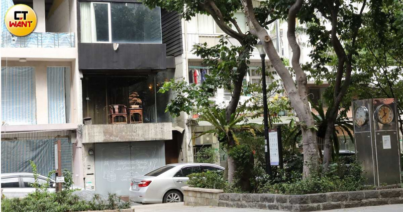 陳宏一在2000年左右於大安區買下一棟透天厝(圖中二樓落地窗有桌椅者),並租給友人開文創小店以及茶館,成功打造為聞名海外的店家。(圖/方萬民攝)