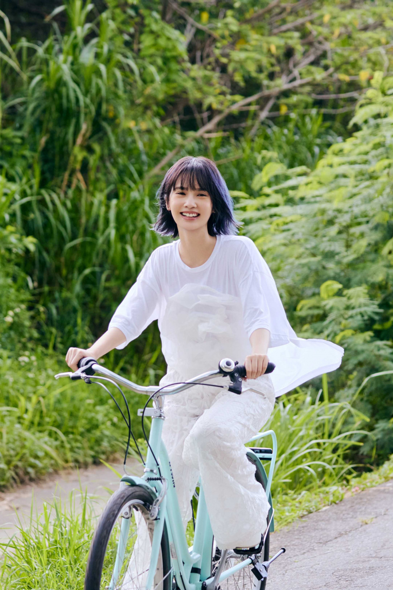 楊丞琳在MV中騎著單車。（圖／索尼音樂提供）