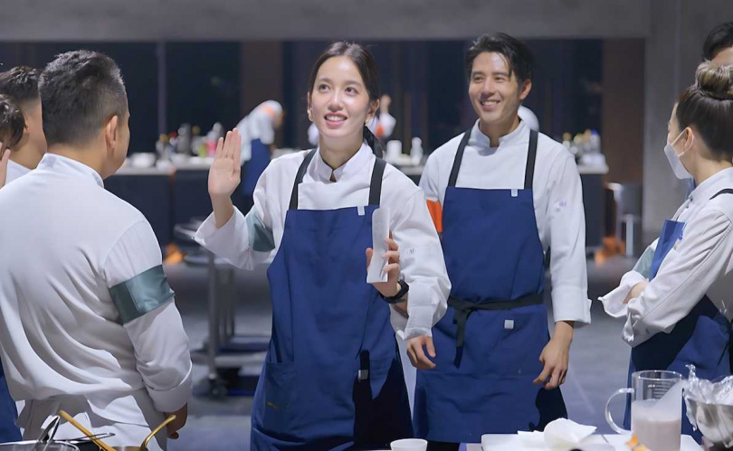 胡宇威（右）潛入老婆陳庭妮陣營偷聽菜單。（圖／華視提供）