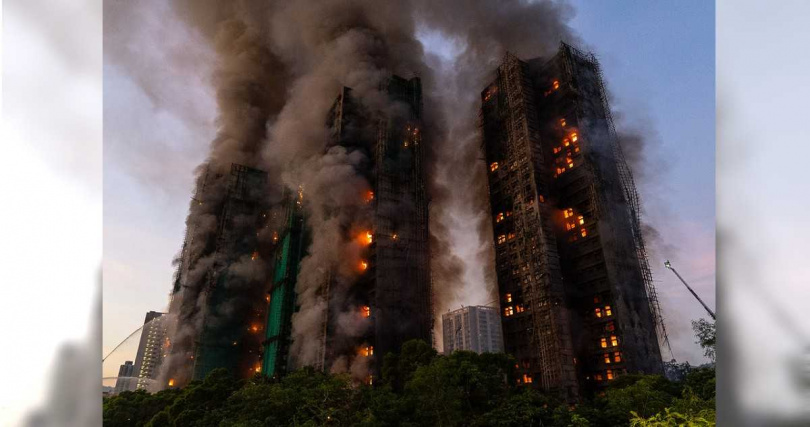 香港大埔宏福苑今天（26日）下午發生嚴重火警，目前已升至五級，造成至少13人死亡，包括1名消防員。（圖／達志／美聯社）