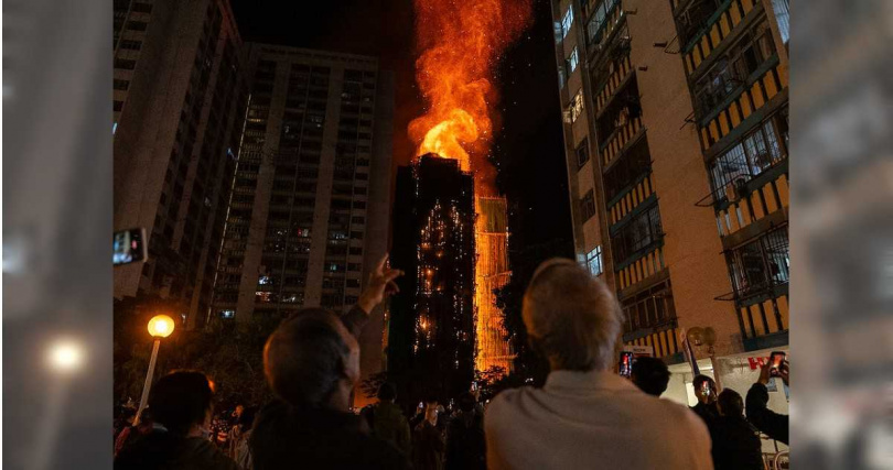 香港大埔宏福苑今天（26日）下午發生嚴重火警，目前已升至五級，造成至少13人死亡，包括1名消防員。（圖／達志／美聯社）