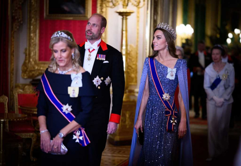 凱特王妃以象徵德國國花的矢車菊藍晚禮服亮相國宴，初次佩戴東方圓環冠冕，氣場十足。