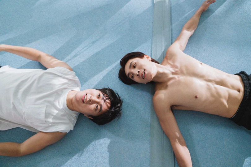 潘胤傑（右）在〈並肩飛翔〉MV中大秀體脂8%的精實身材成為亮點。（圖／小超人綜合體能俱樂部提供）