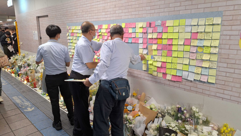 台北捷運公司25日於台北車站B1層通往M7出口通道上,設置暫時性悼念牆。(圖/台北捷運公司)