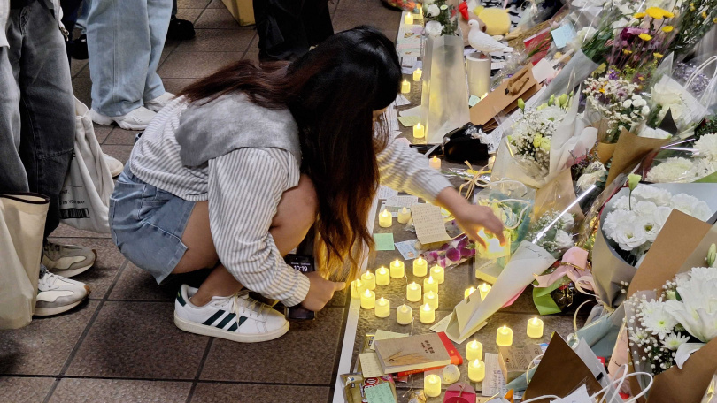 台北捷運公司25日於台北車站B1層通往M7出口通道上,設置暫時性悼念牆。(圖/台北捷運公司)