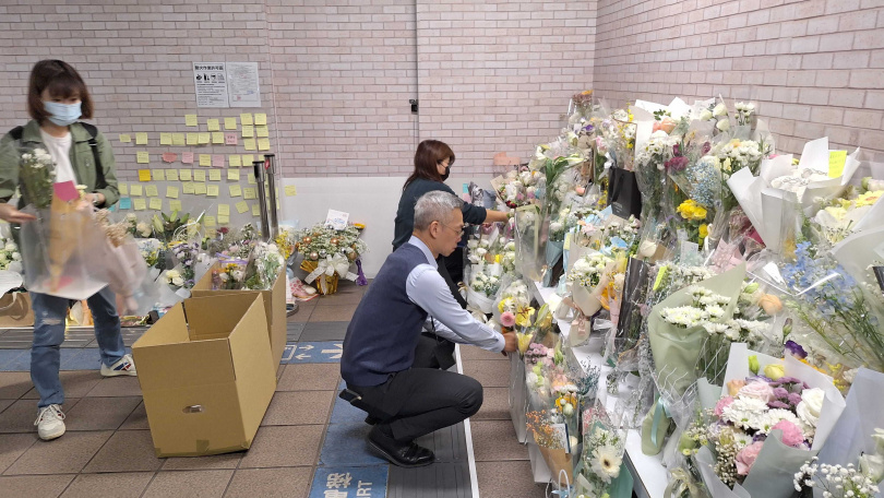 台北捷運公司25日於台北車站B1層通往M7出口通道上,設置暫時性悼念牆。(圖/台北捷運公司)