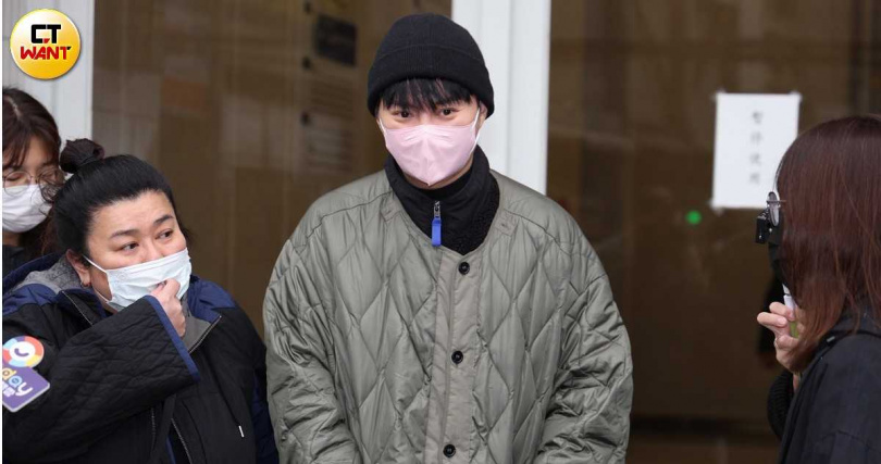 藝人林美秀、許富凱前來弔唁曹西平。（圖／侯世駿攝）