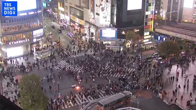 男子潑灑油類物質後點火，畫面曝光。（圖／翻攝自YT， TBS NEWS DIG Powered by JNN）