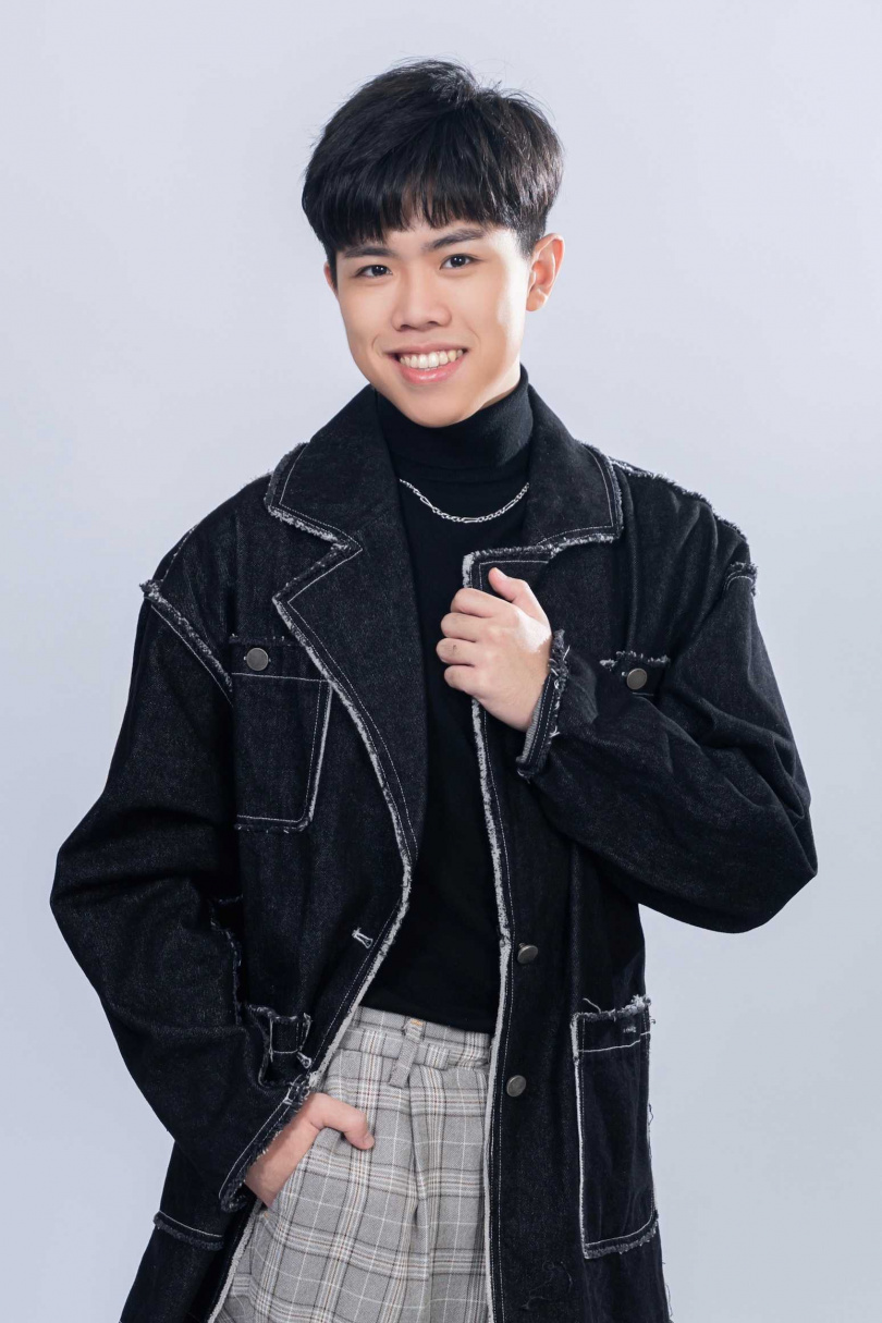 同樣身為《鑽石舞台之夜》班底、年僅20歲的新人王建騏則透露,自己從《綜藝大集合》開始認識胡瓜。(圖/萬星傳播提供)