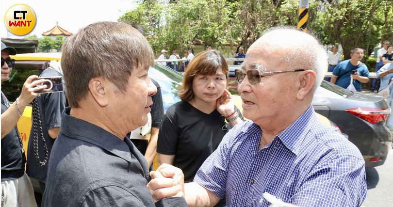 胡瓜安慰傅子純爸爸。(圖/方萬民攝)