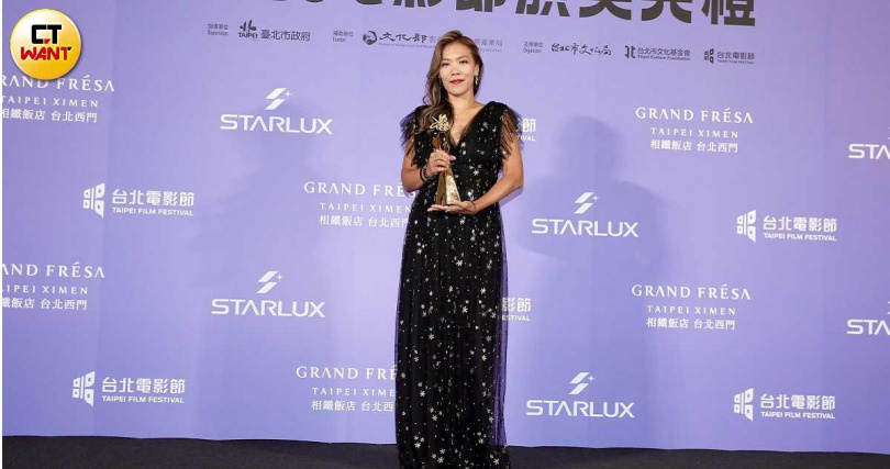 《左撇子女孩》榮獲第28屆台北電影獎最佳剪輯獎，導演鄒時擎代替西恩貝克上台領獎。（圖／侯世駿攝）