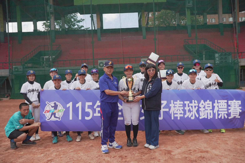 頂新和德文教基金會贊助的接棒未來女子棒球隊奪下115年全國女子棒球錦標賽冠軍。（圖／頂新和德文教基金會提供）