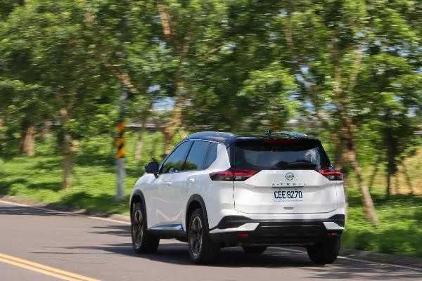 LED光帶劃出俐落尾韻,1.5T VC-Turbo引擎204ps的從容輸出,讓沉穩步伐透露不疾不徐的自信。(圖/CTWANT)