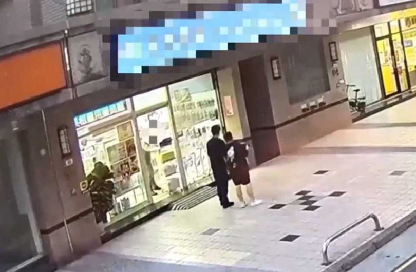 警方持搜索票前往藥局搜索,並扣回關鍵監視器畫面。(圖/翻攝畫面)