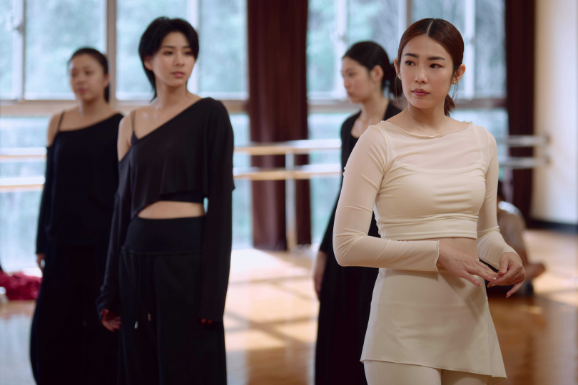 林思宇飾演的周珊妮首度亮相,不同於傳統校園劇的張揚惡女,周珊妮是個笑面迎人的「笑面派」。(圖/網銀國際)