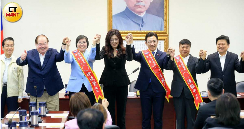 國民黨主席鄭麗文牽起江啟臣的手，營造大團結氛圍。（圖／周志龍攝）