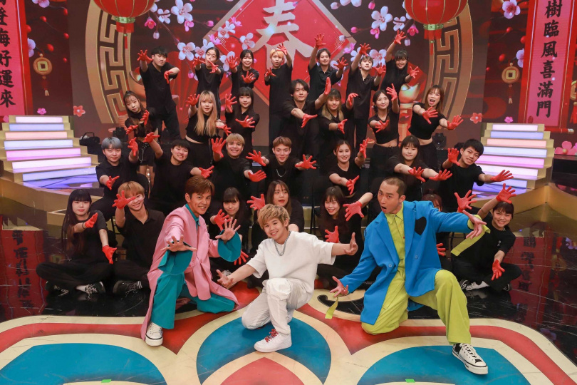 浩角翔與20位崇右影藝科技大學還有9歲的世界街舞冠軍NANA合作舞蹈表演。（圖／民視提供）