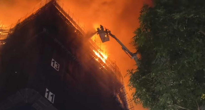 頂樓幾乎全面燃燒。（圖／翻攝自臉書／新北消防發爾麵）