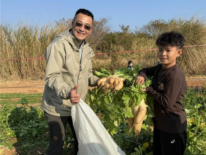 金門縣議員董森堡(左)也響應公益，與300多位親子共同體驗拔蘿蔔的田園樂趣。（圖／中國時報于家麒攝）