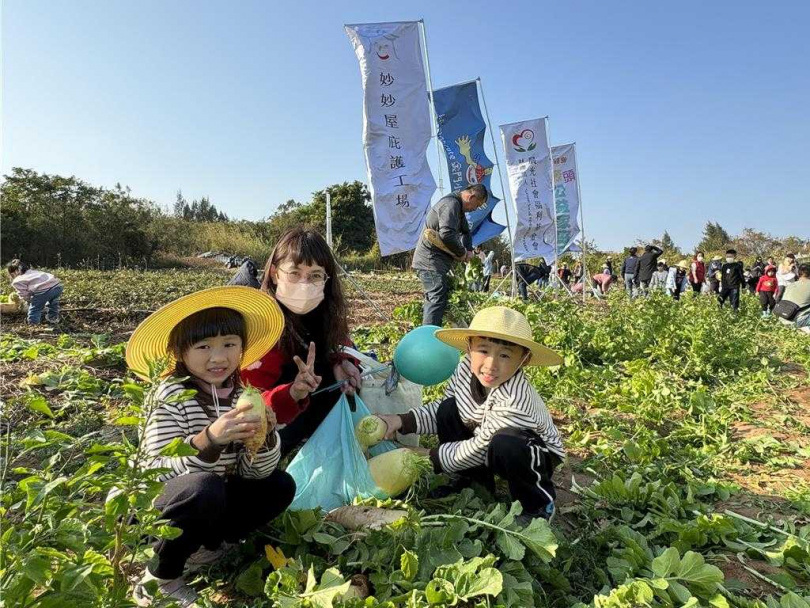 連續第3年舉辦「追源頭‧拔菜頭」公益家庭日活動，吸引300多位親子報名參加。（圖／中國時報于家麒攝）