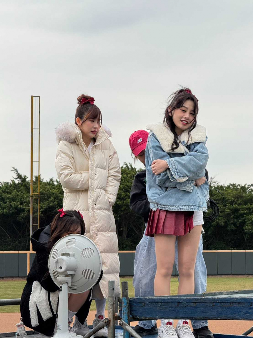 岱縈（左起）、孟潔、若潼拍攝手遊廣告，等待過程中裹上厚外套。（圖／樂天桃猿提供）