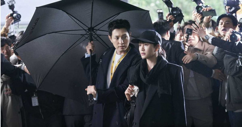 金憓秀、鄭星一主演今年開春最爽偵查喜劇《揭密最前線》，兩人都很喜歡劇中生活化的穿衣風格。（圖／Disney+提供）