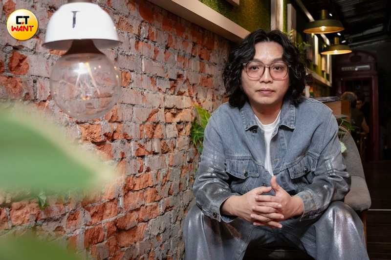 對於自己能在音樂路上堅持20年，潘信維感謝一直都有貴人幫助。（圖／楊澍攝）