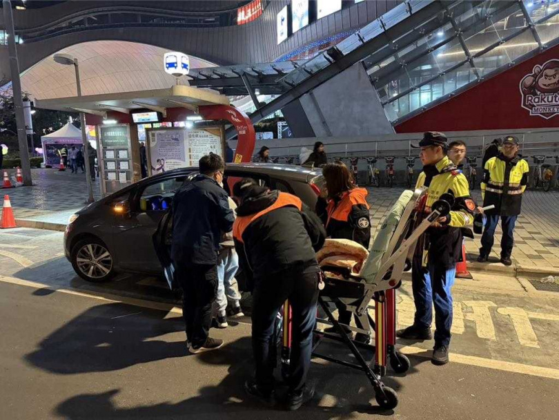   １0歲男童賞燈時不慎遭open醬固定繩索絆倒跌傷，龜山警幫忙開道跨越人潮。(圖／翻攝照片／中國時報蔡依珍桃園傳真)