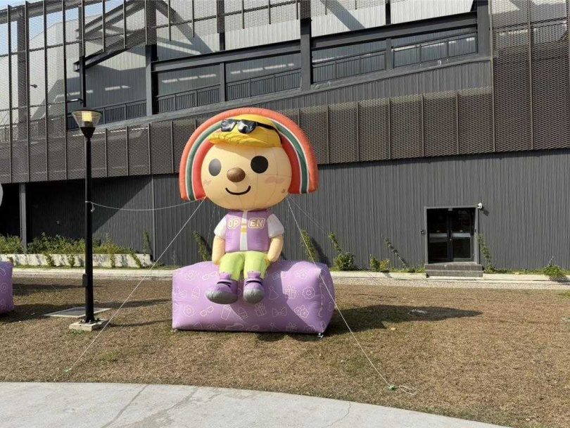 １0歲男童賞燈時不慎遭open醬固定繩索絆倒跌傷，龜山警幫忙開道跨越人潮。(圖／翻攝照片／中國時報蔡依珍桃園傳真)