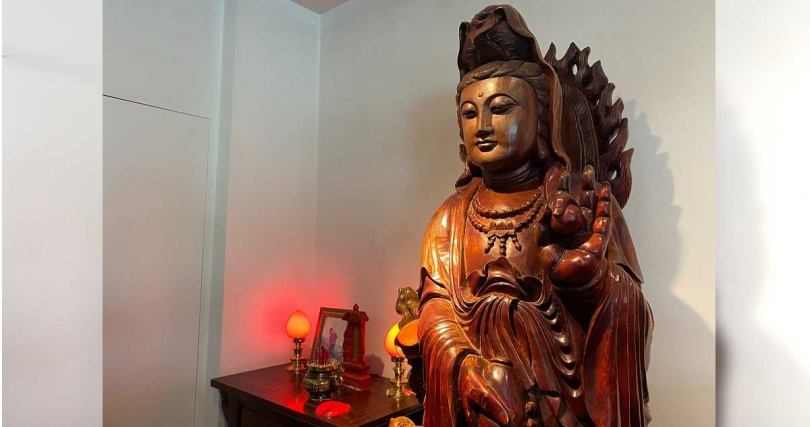 白曉燕牌位旁邊放白冰冰擺的觀音神像。