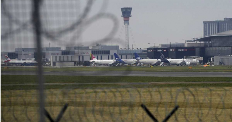 由於機場暫時未確定何時能恢復供電,預估周六可能無法重啟運作。(圖/達志/美聯社)