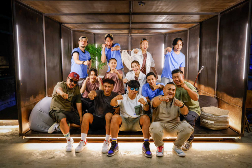 主持群挑戰扛重物預估關主BOXING樂團體重。(圖/公視提供)