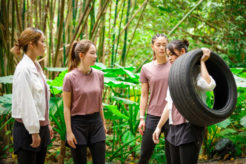 本集節目挑戰負重比賽,左起大霈、林莎、文姿云、郭芝吟(吱吱)。(圖/公視提供)