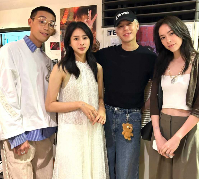 袁漠遙音樂會,同門師弟妹皆現身力挺。左起牧森、袁漠遙、孫麥傑、林奕嵐。(圖/周子娛樂)