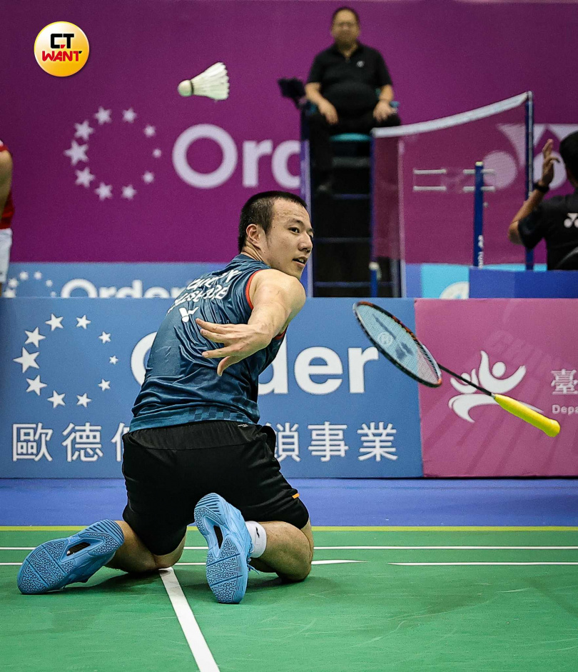 來不及救球，王子維直接拋出球拍，試著把球打回去對場。（圖／李宗明攝）