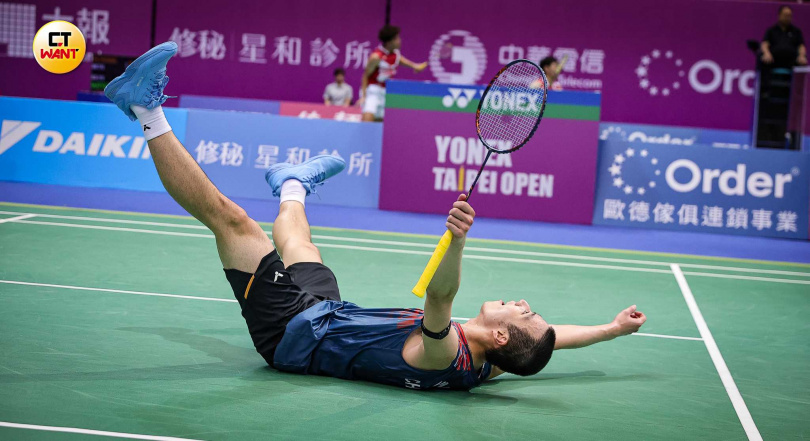 王子維搶進八強，倒地振臂高呼。（圖／李宗明攝）