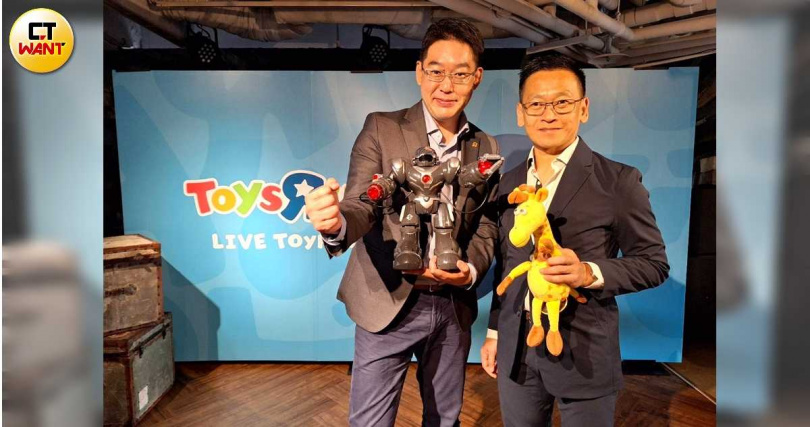 玩具反斗城亞洲首席執行官蔡德粦（右）與台灣區副總裁（左）宣布今年在台展店計畫，將門市據點推進至20間。（圖／林榮芳攝）