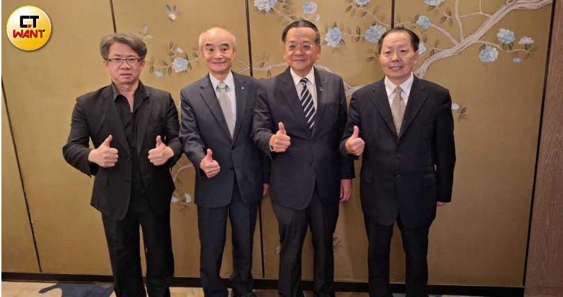 左起上市櫃公司協會創辦人施明豪、榮譽理事長蔡榮騰、政治大學國關中心兼任研究員陳德昇、華信統領企管總經理袁明仁。（圖／林榮芳攝）