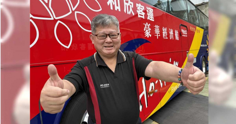 台中市161路公車駕駛黃冠瑋12年來過著下午5時睡覺，凌晨3時出門上班的規律生活，外型酷似「標哥」的他樂在工作。（圖／台中市府提供）