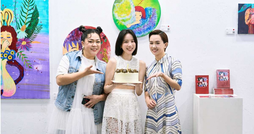 Amanda（左）擔任程予希（中）簽書會主持人，嚴正嵐（右）帶著蛋糕驚喜現身。（圖／星星相藝）
