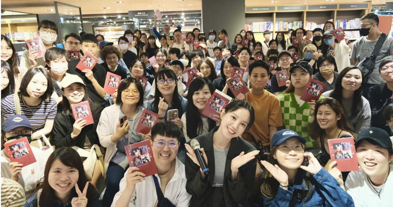 粉絲現身台中簽書會力挺程予希。（圖／星星相藝）
