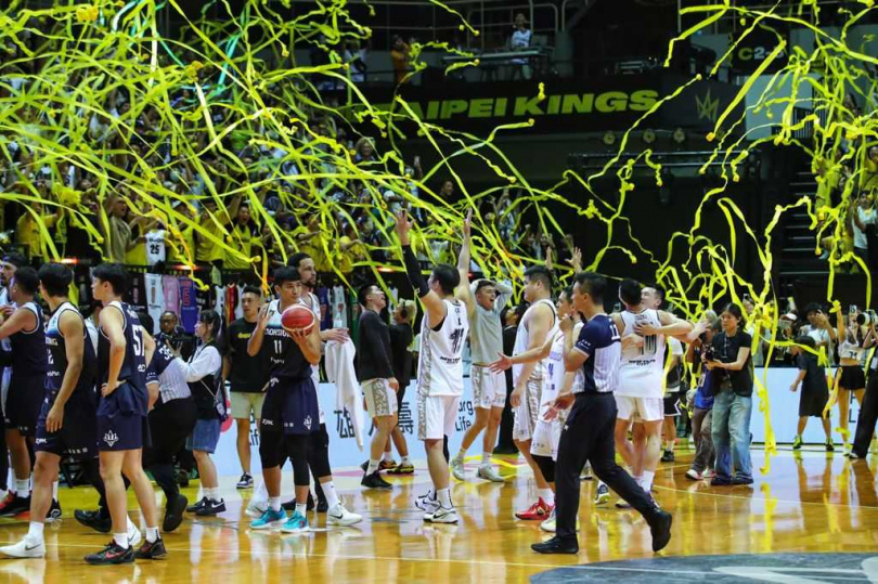 台灣職籃大聯盟(TPBL)29日在新莊進行總冠軍賽第7戰,由高雄全家海神出戰新北國王,新北國王以108比89擊敗對手,拿下總冠軍,國王主將林書豪和對友相擁慶祝奪冠時刻。(圖/中國時報黃世麒攝)