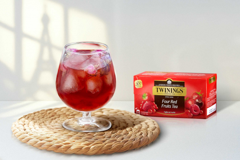 選用唐寧四紅果茶的「巴黎夏戀」帶有酸甜交織的莓果風味。（圖／TWININGS提供）