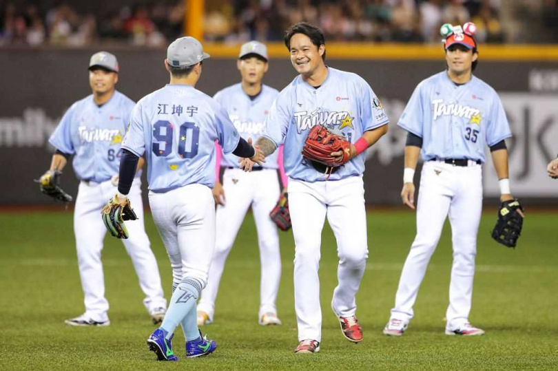 林智勝(右二)8局上退場,由江坤宇把守游擊大關。(圖/中國時報黃世麒攝)