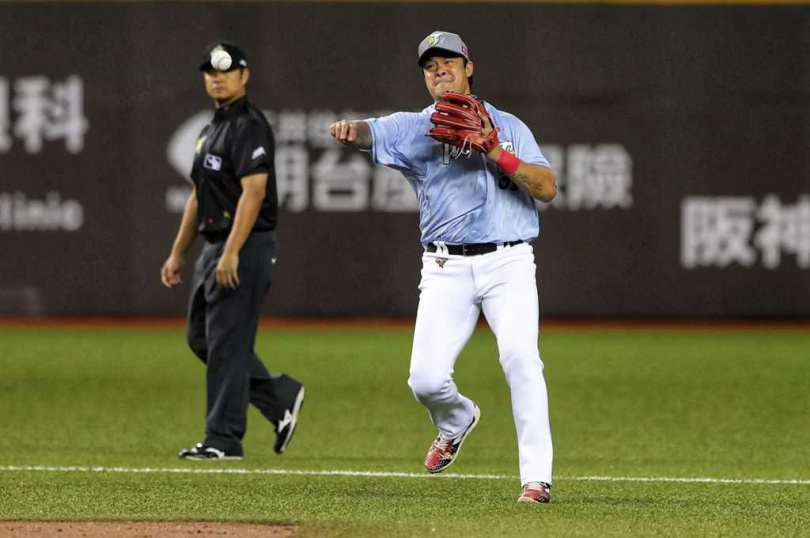 8局上林智勝接球快傳一壘刺殺王博玄後退場。(圖/中國時報黃世麒攝)