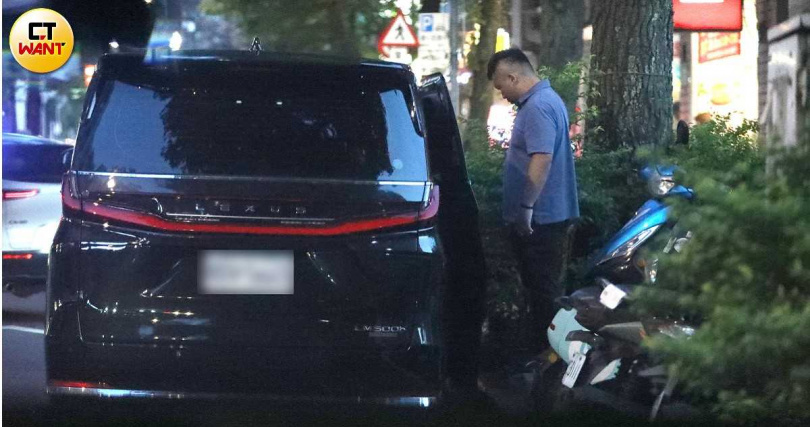 而在店外等待的黃苡峻的司機,正是11日那天幫嘎琳拎行李的壯碩男。(圖/本刊攝影組)