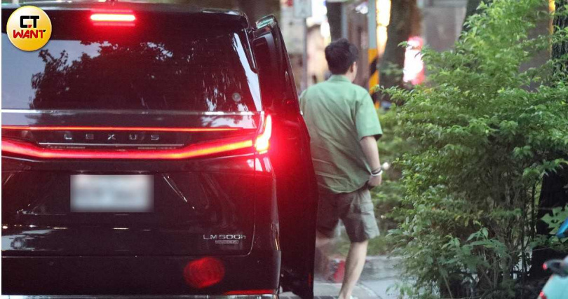 在15日晚間6點半左右,本刊直擊一輛黑色LM廂型車,自該商辦大樓停車場開出,前往大安區某知名的鐵板燒餐廳,下車的是穿著休閒的昇鴻公司前董事長黃苡峻。(圖/本刊攝影組)