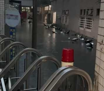 大同路一段的機車都泡在水中。（圖／翻攝Threads）